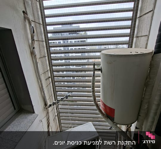רשת הגנה על חלון עם דוד שמש